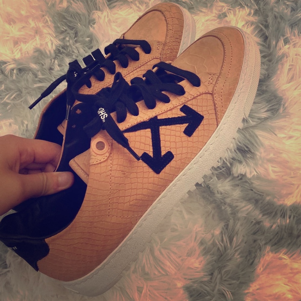 Classic Off-white sneaker left and right